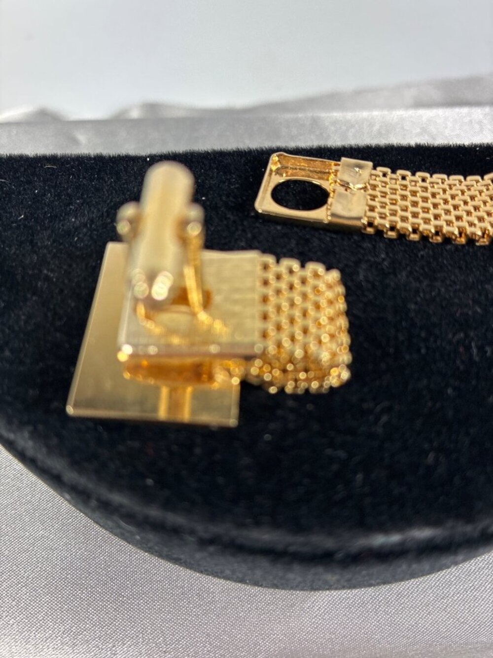 Vintage Black Gold Tone Mesh Wraparound Cufflinks Mid Century - Picture 5 of 9